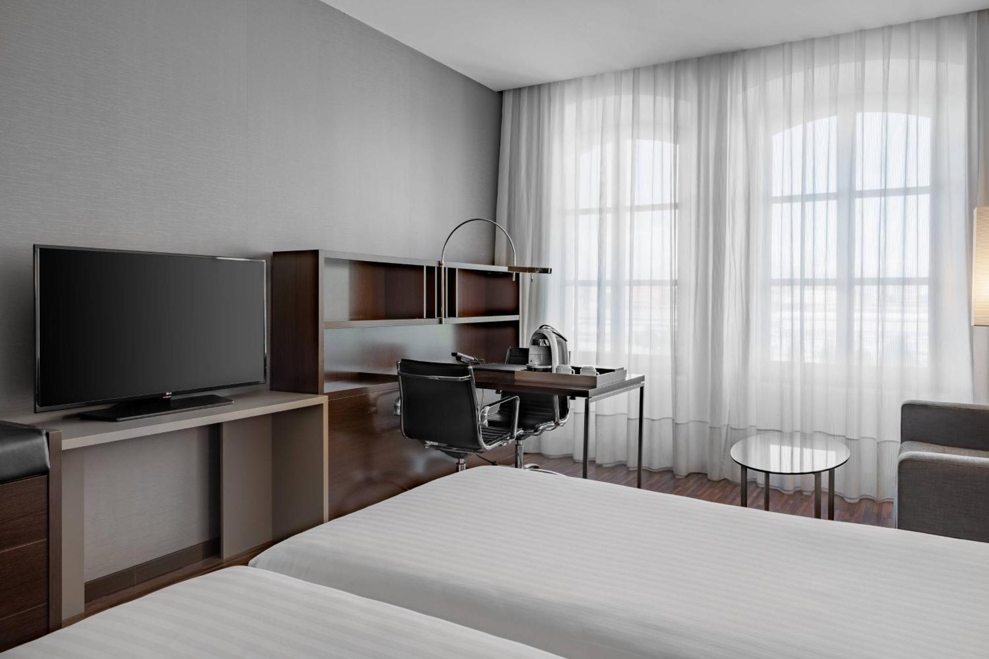 Ac Hotel Torino By Marriott Bagian luar foto